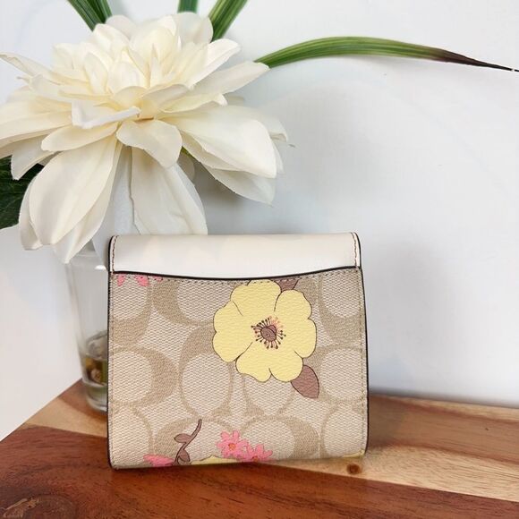 NWT‎ Coach Small Trifold Wallet In Signature Canvas With Floral Cluster Print - Picture 4 of 9